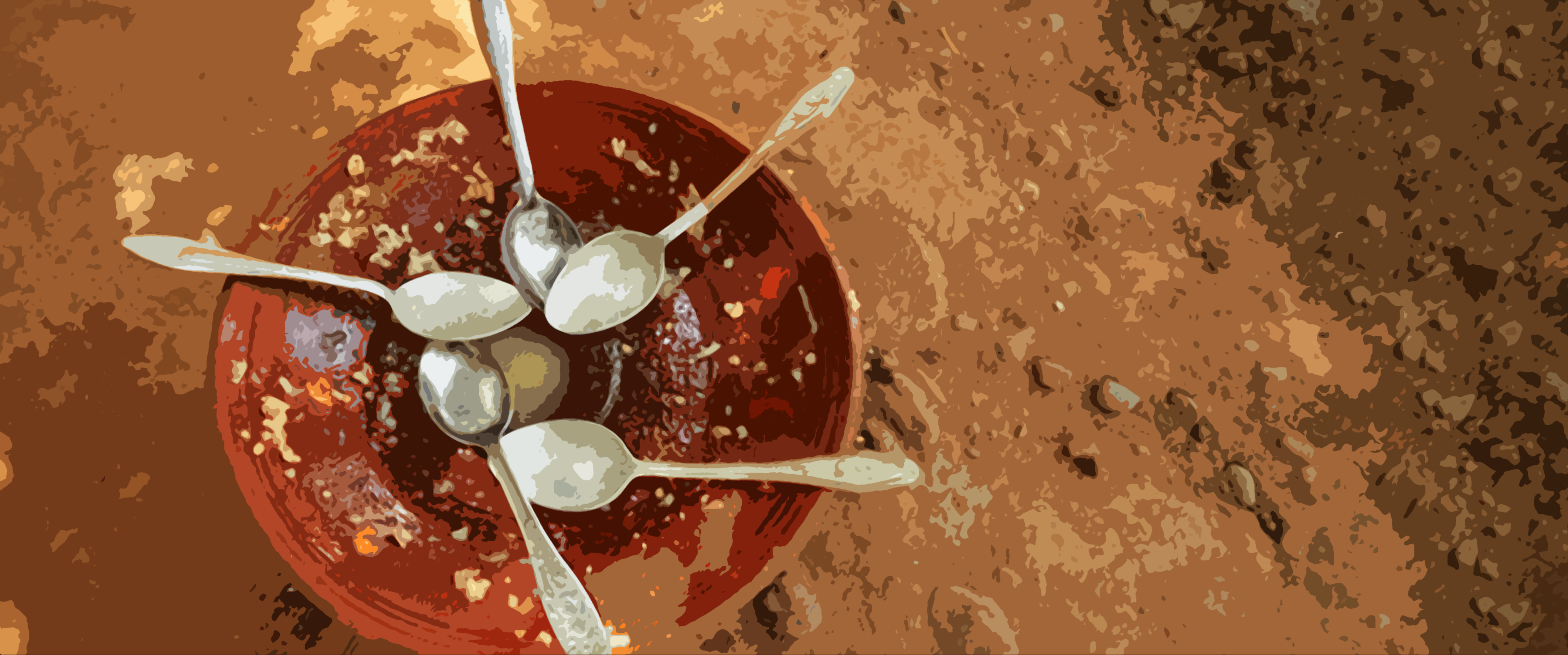 Tigela rústica com restos de comida e colheres.