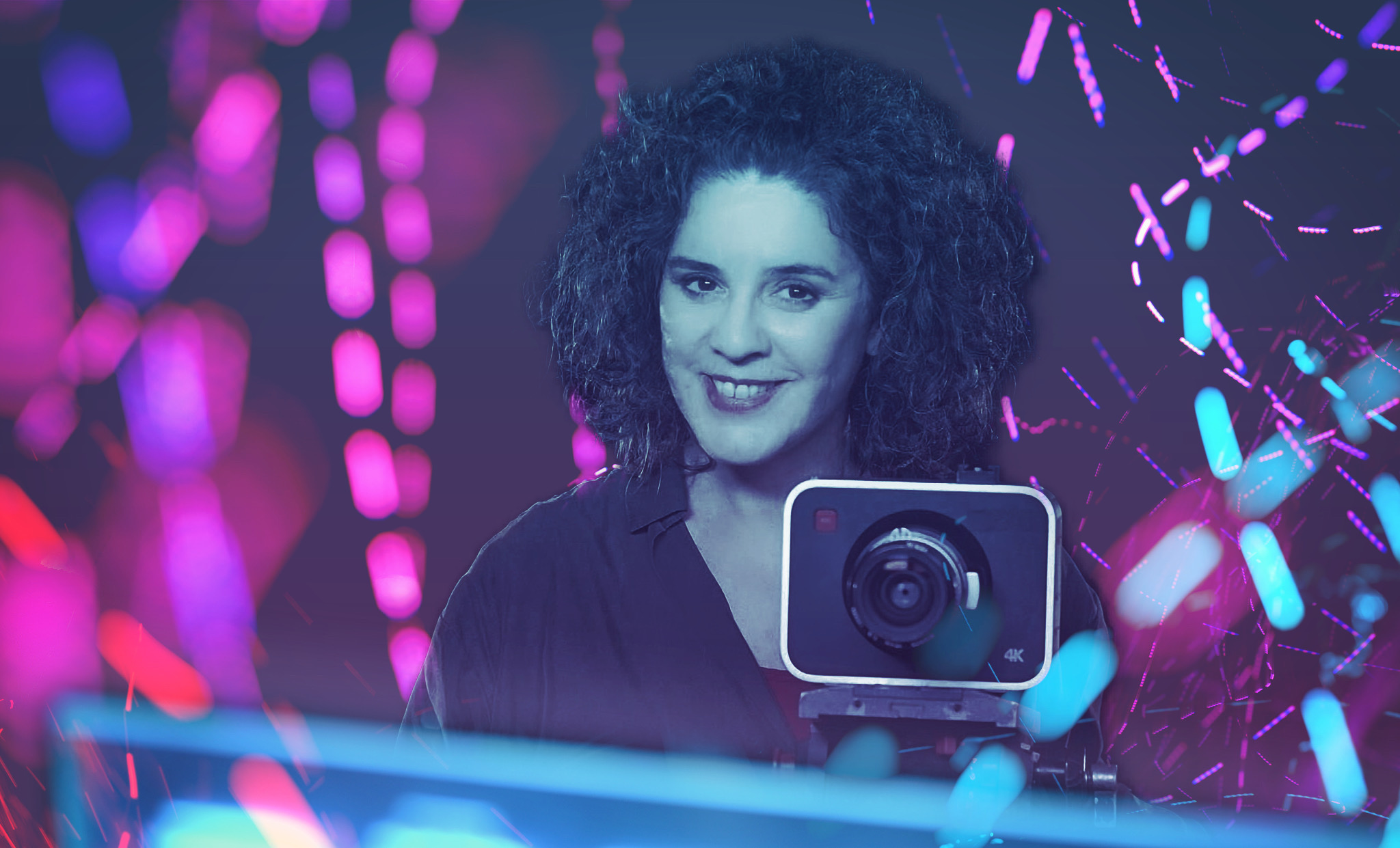 Mulher com Câmera em Cenário Digital Vibrante