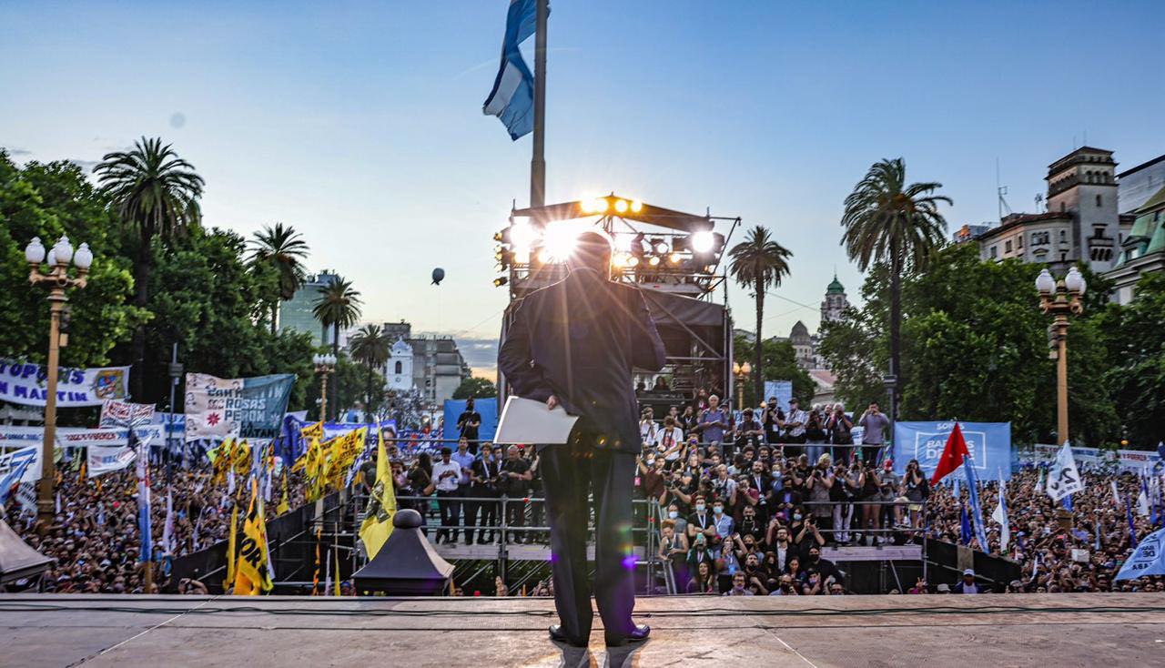 Orador Peronista em Rali Político: Multidão e Banners