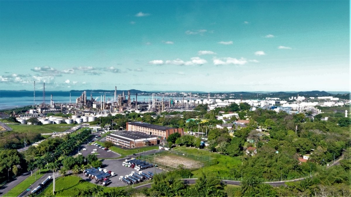 Vista Aérea: Complexo Industrial e Refinaria em Área Costeira