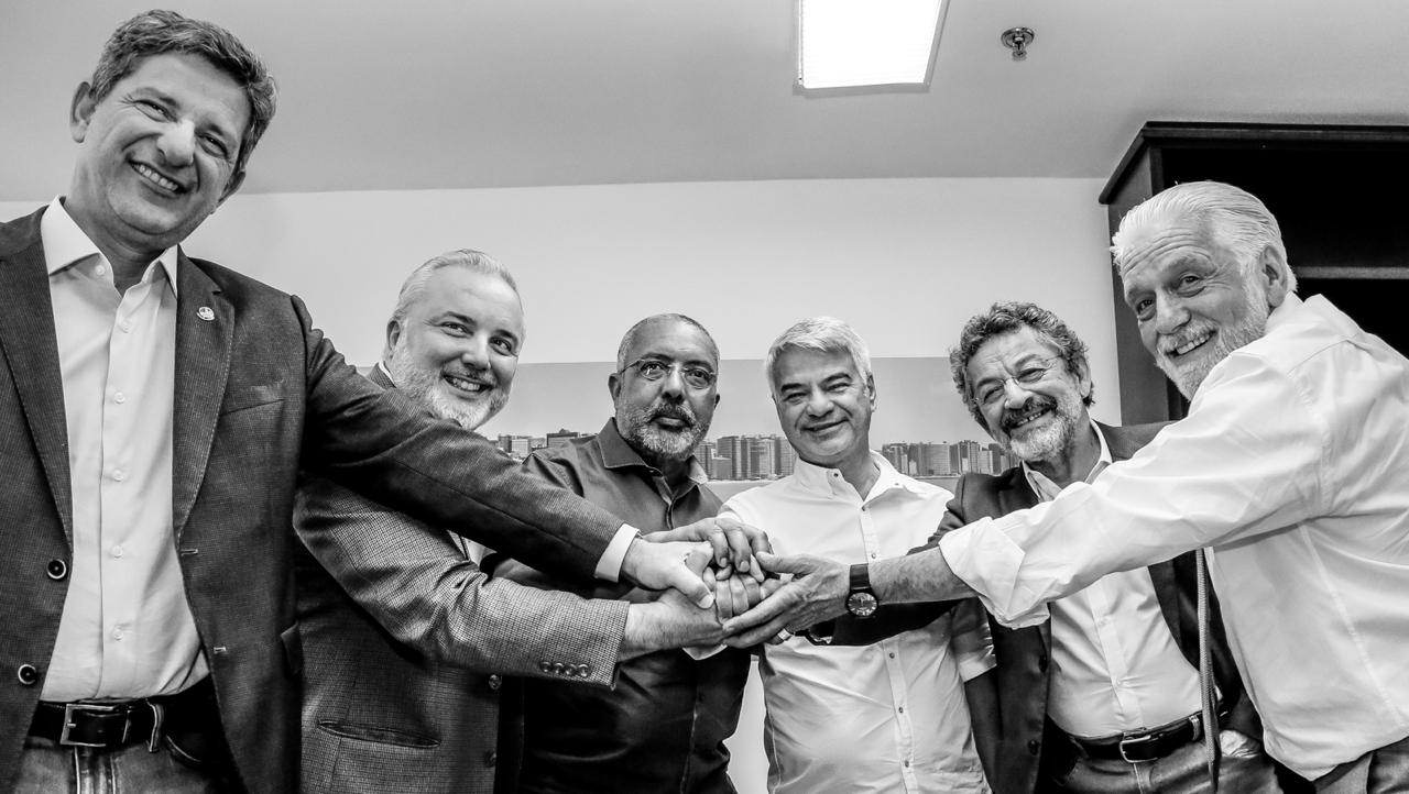 Líderes sorridentes em gesto de união e colaboração