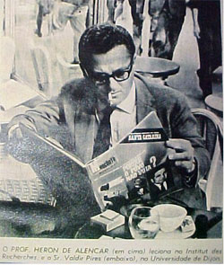 Professor Heron de Alencar em Dijon lendo revista política.