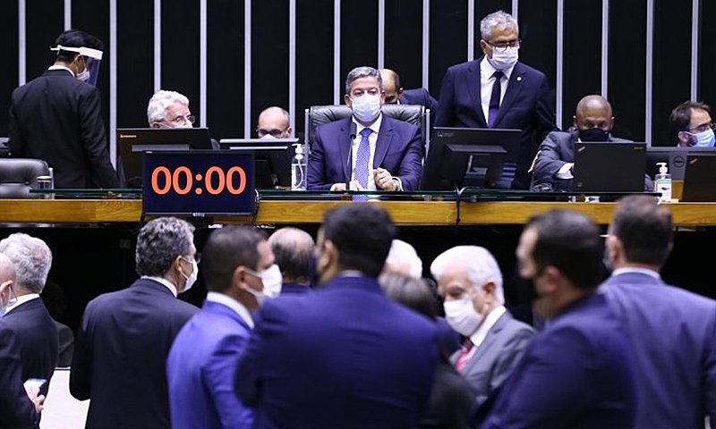 Sessão legislativa: debate e medidas sanitárias em plenário.