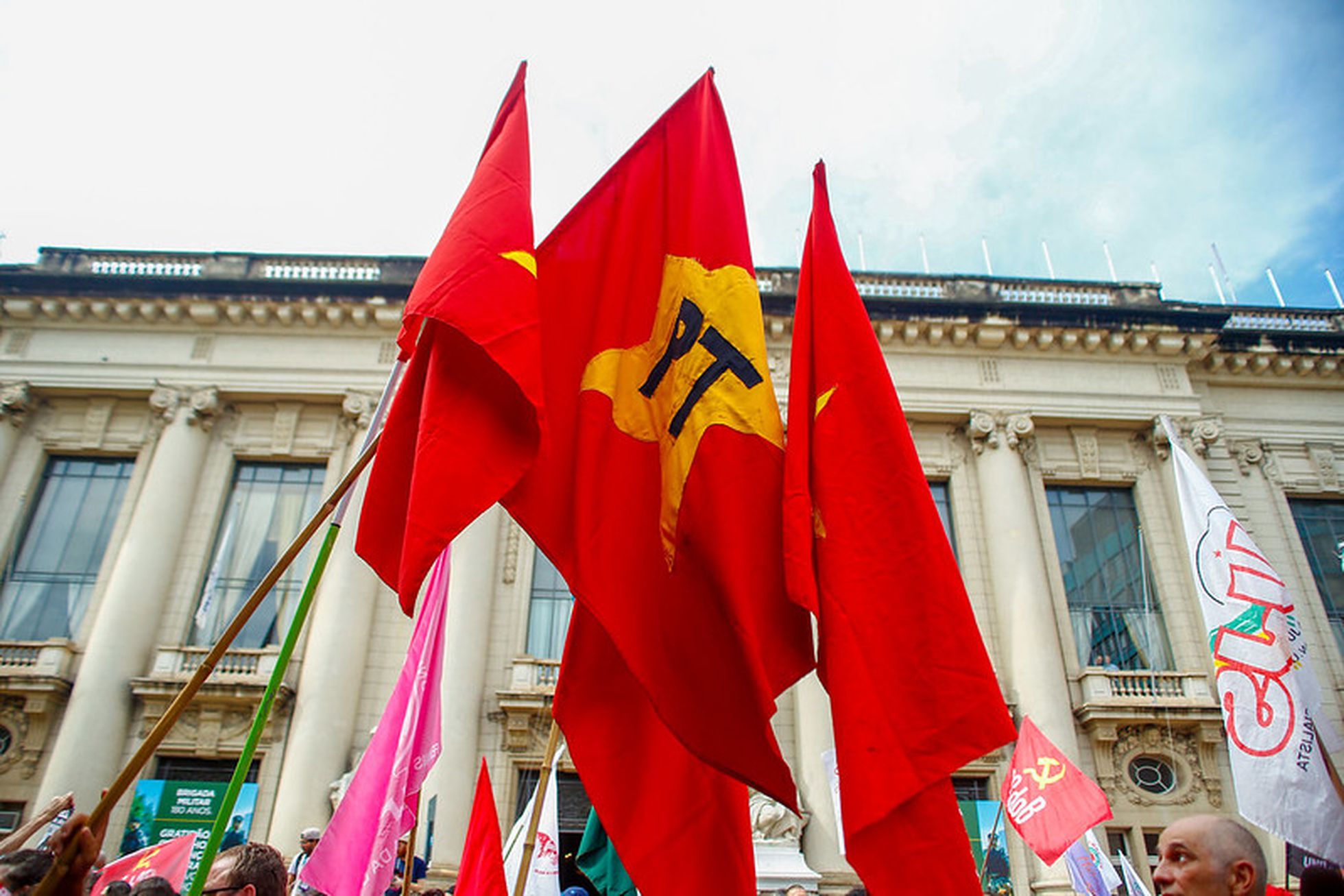 Manifestação do PT: Bandeiras Vermelhas em Centro Urbano