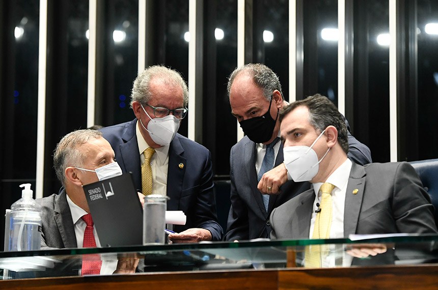 Líderes Políticos Debatem em Sessão Formal no Senado