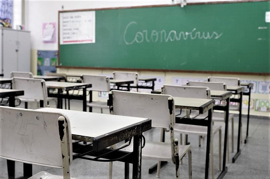 Sala de Aula Vazia: Coronavírus no Quadro, Educação Interrompida