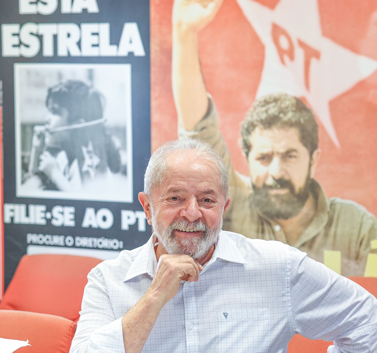 Lula sorrindo com cartazes do PT e convite à filiação.