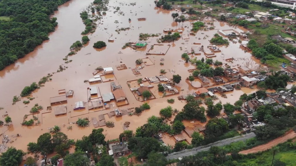 Enchente devasta comunidade ribeirinha e submerge casas