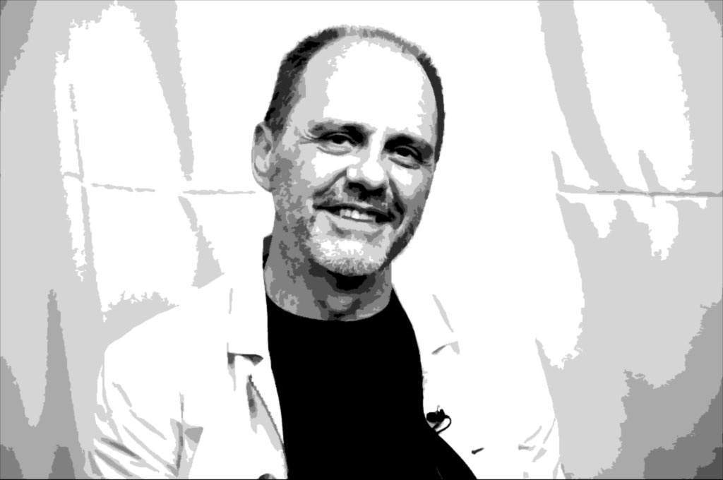 Retrato de Homem Sorridente em Tons de Cinza