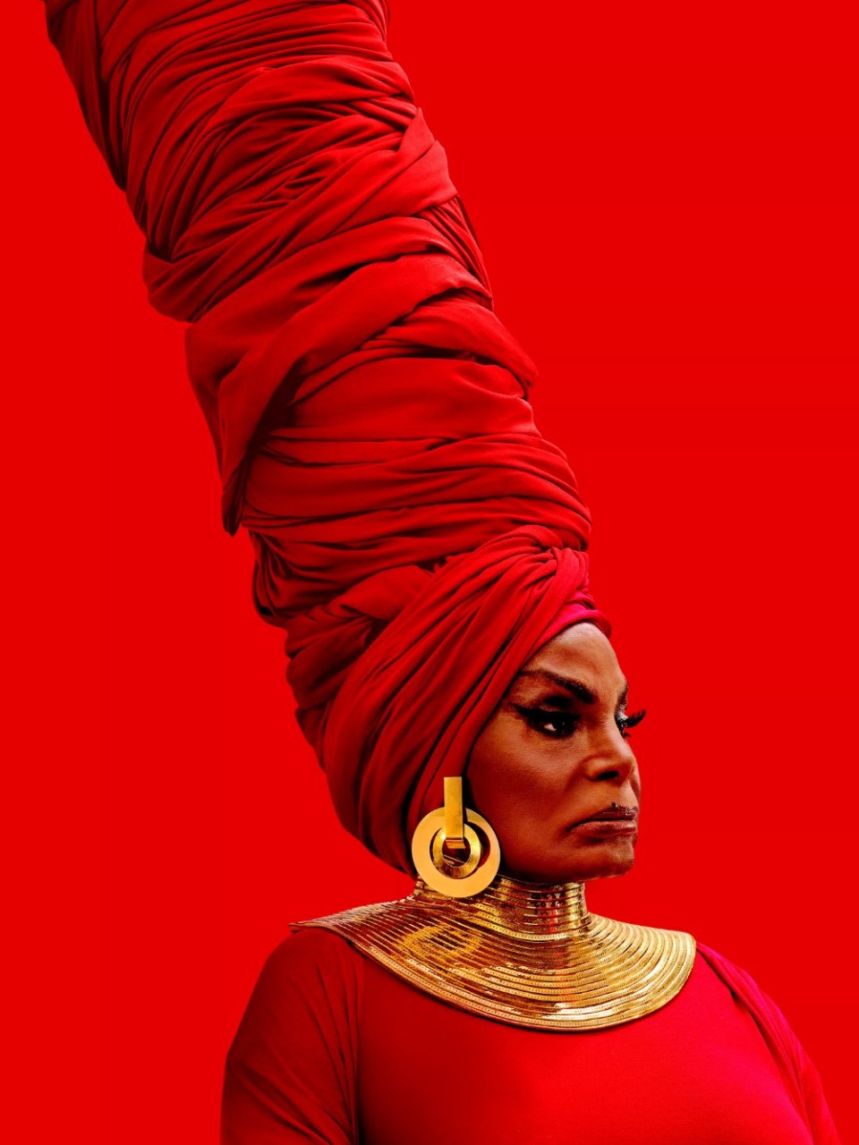 Mulher Negra Poderosa em Vermelho e Dourado