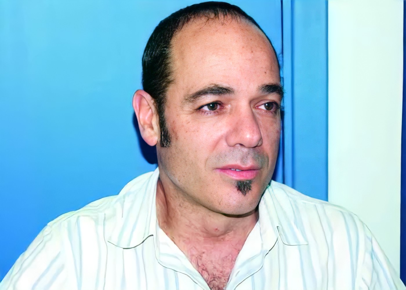 Retrato Masculino: Olhar Contemplativo em Azul