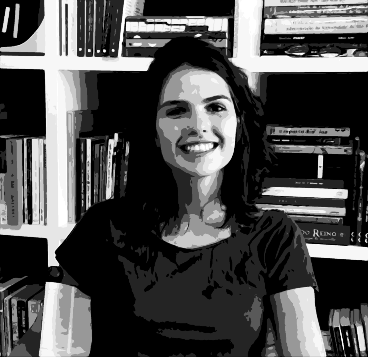 Mulher Sorridente e Livros: Foco Cultural