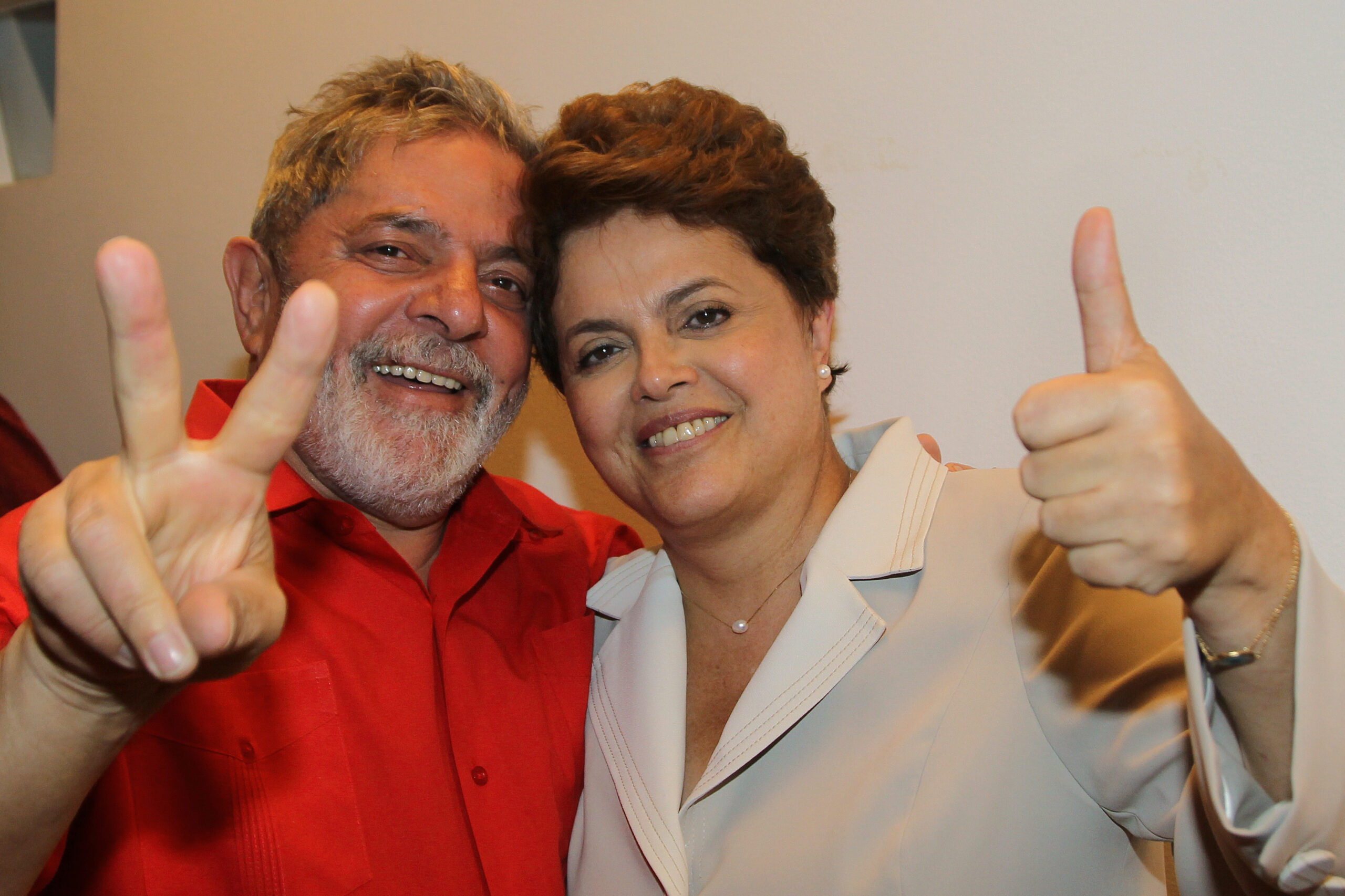 Lula e Dilma: Sorrisos de vitória e otimismo.