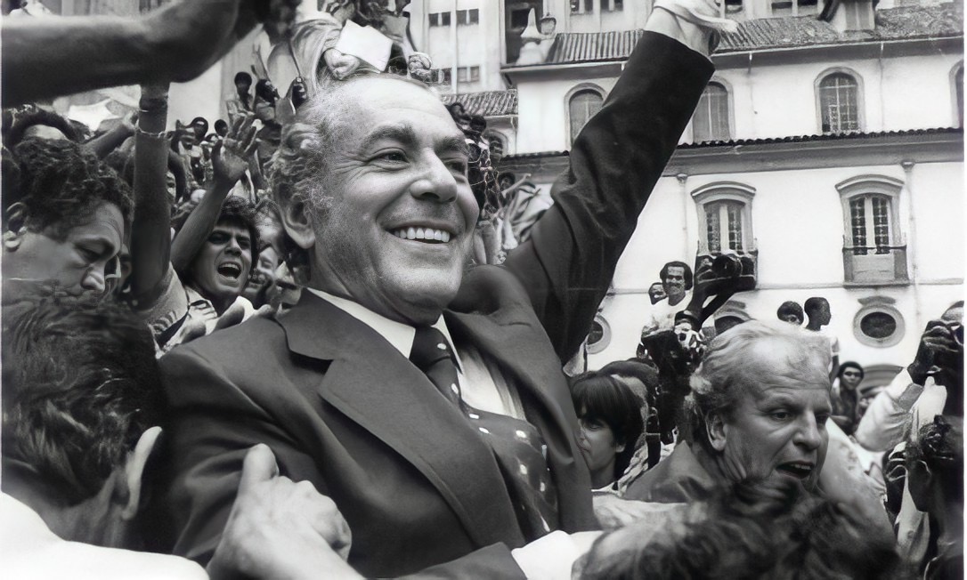 Ulysses Guimarães e a Multidão em Celebração Popular