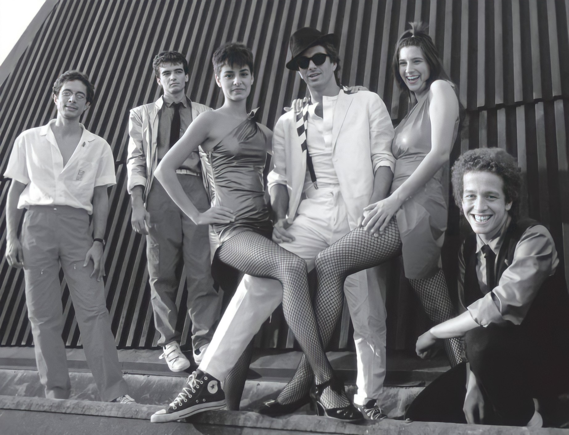 Juventude Expressiva: Grupo Artístico em P&B Urbano