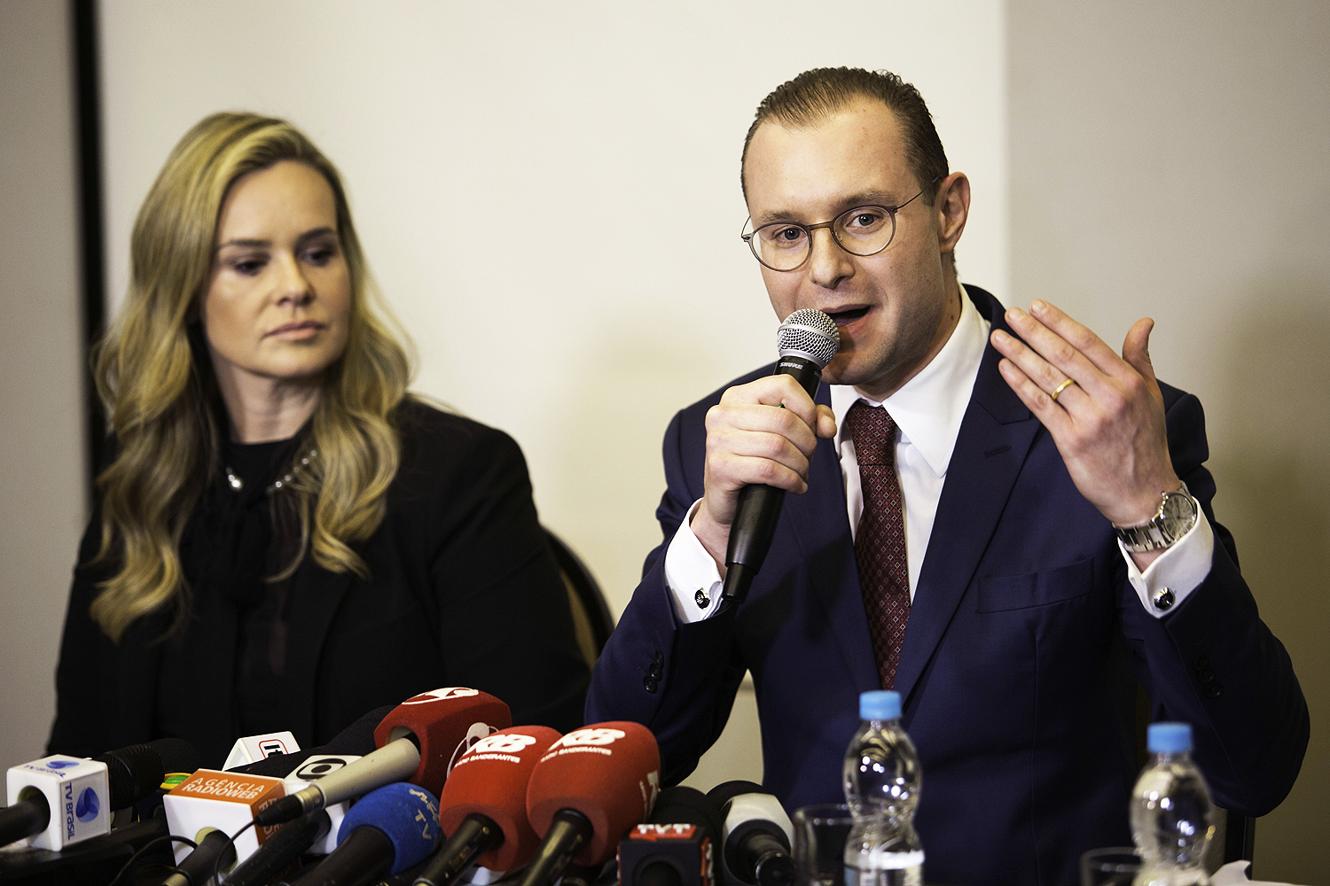 Coletiva de Imprensa: Homem Discursa para Mídia Atenta