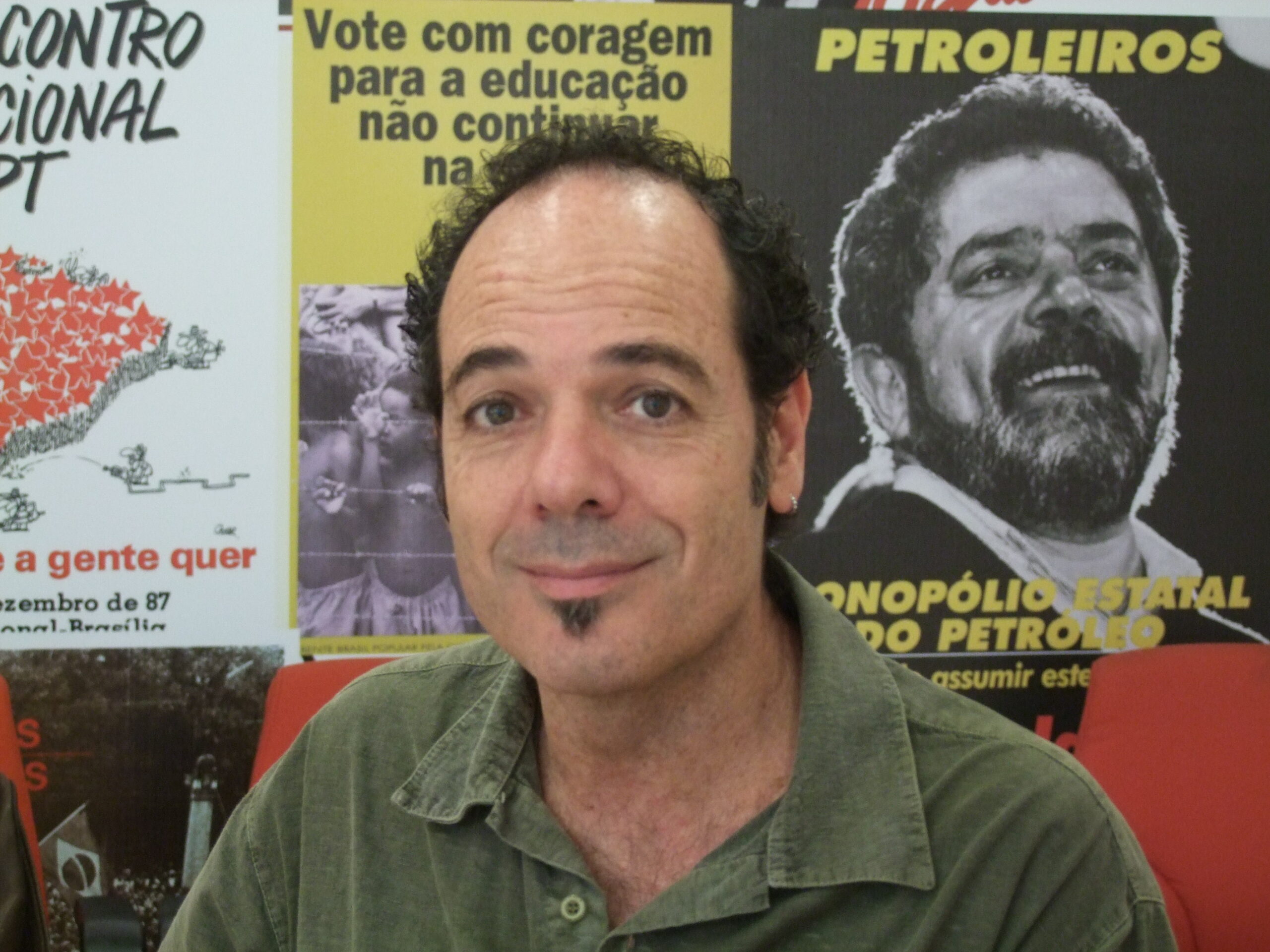 Homem em Destaque em Meio a Pôsteres Políticos PT