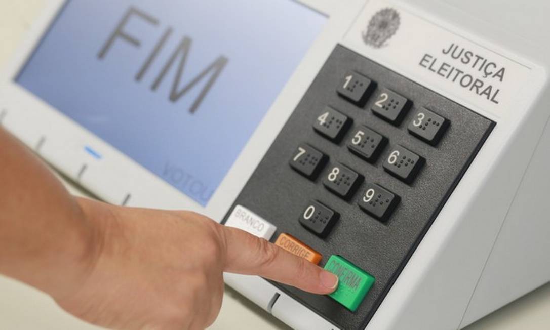 Confirmando Voto em Urna Eletrônica Brasileira