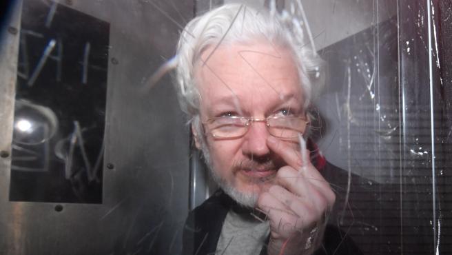 Julian Assange: Confinamento, Resistência e Liberdade de Imprensa
