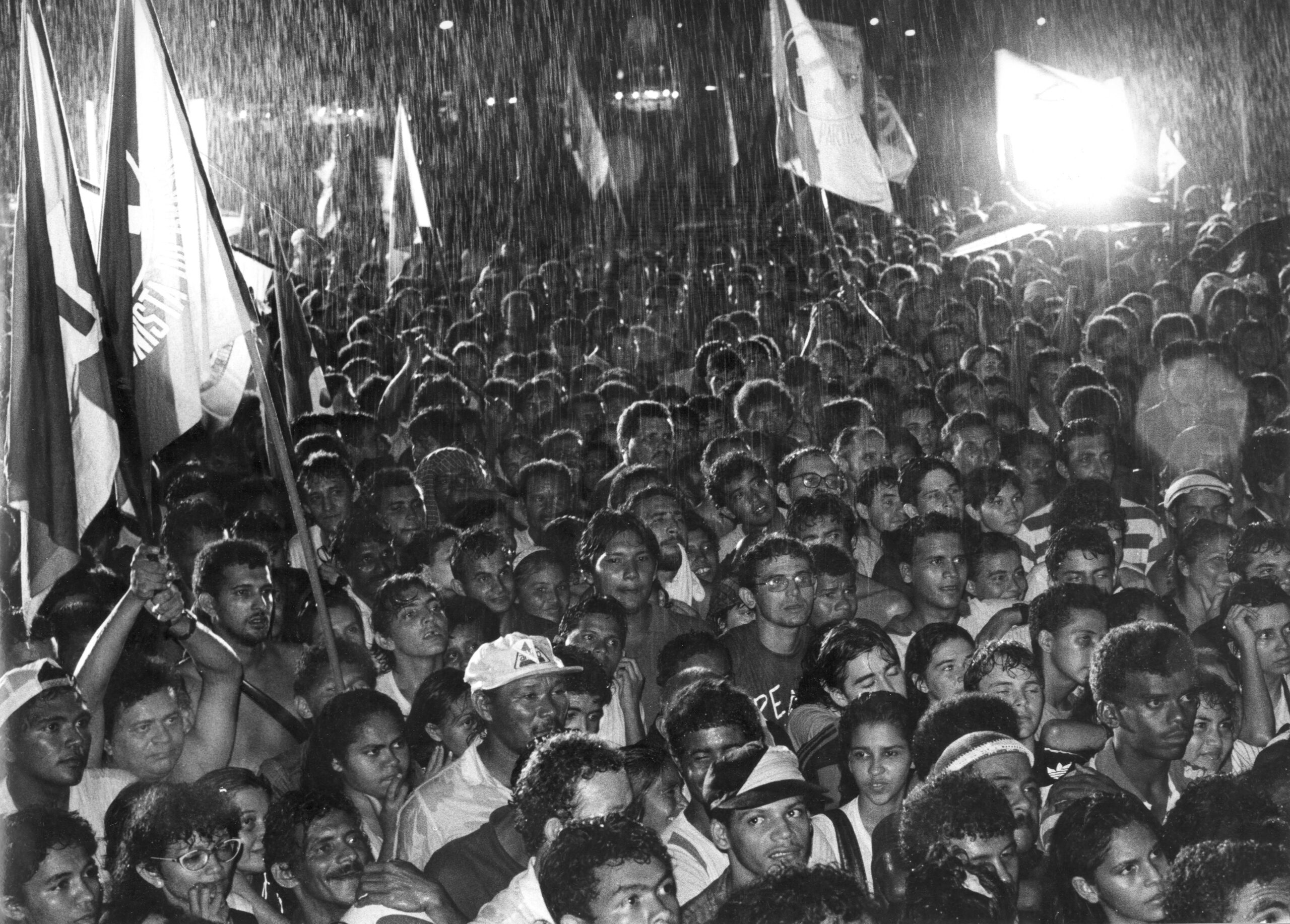 Multidão Resistente sob Chuva em Ato Político