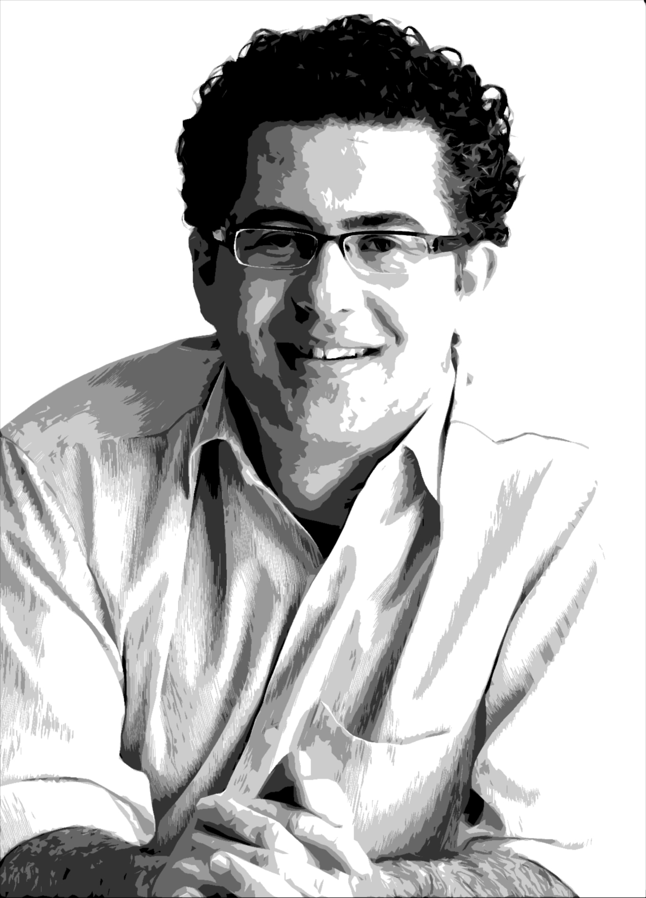 Retrato de Homem Sorridente com Óculos em Preto e Branco