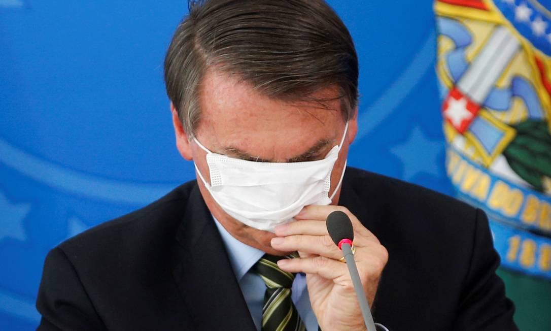 Bolsonaro com máscara em momento de reflexão e vulnerabilidade
