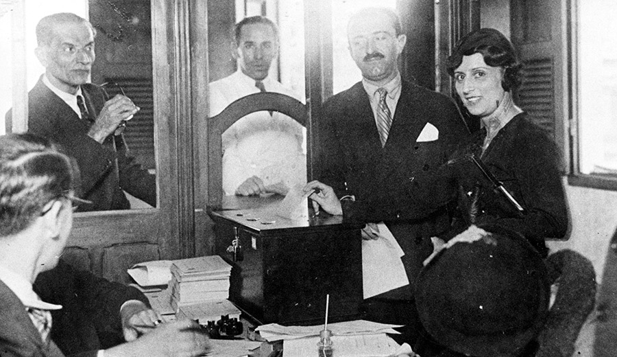 Mulher votando em eleição histórica