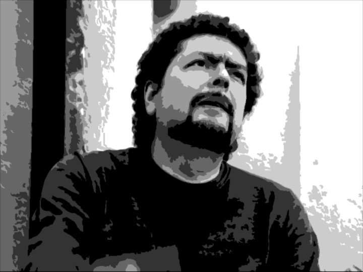 Retrato de Homem Reflexivo em Tons de Cinza