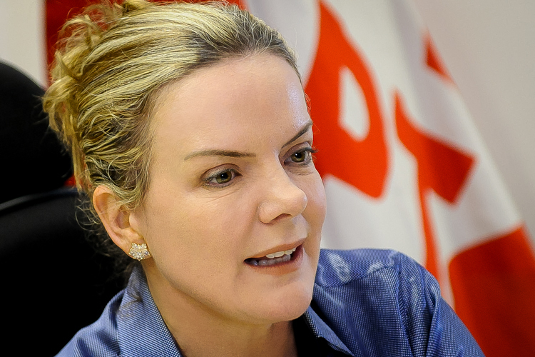 Mulher em foco, fundo com símbolo PT