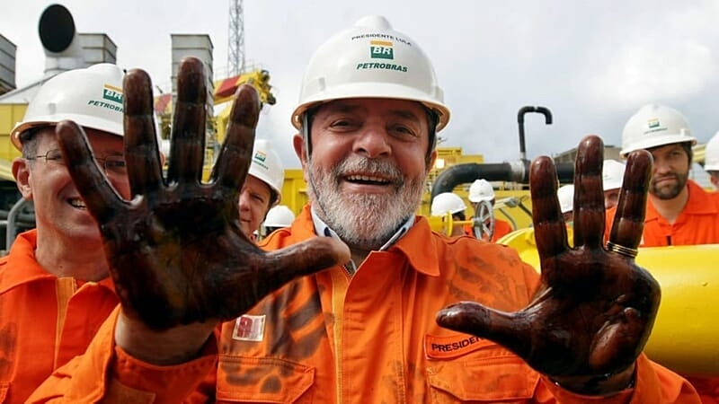 Lula Exibe Mãos Sujas de Petróleo em Plataforma