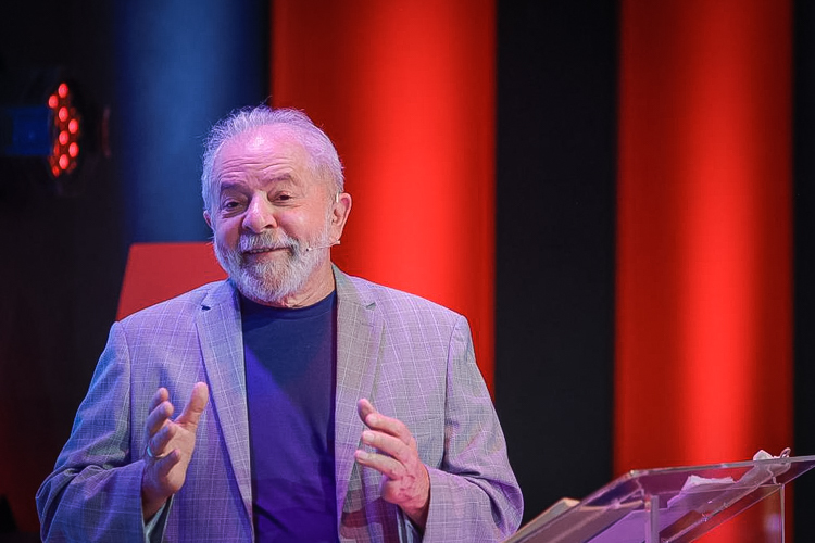 Lula sorridente em evento público: confiança e otimismo