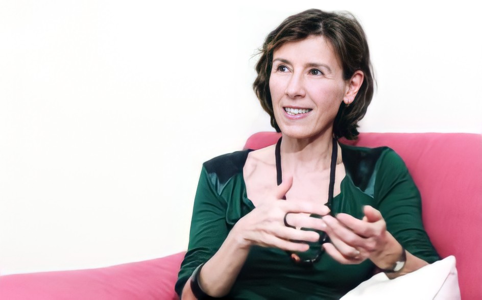 Mulher Sorrindo e Gesticulando em Debate Engajado