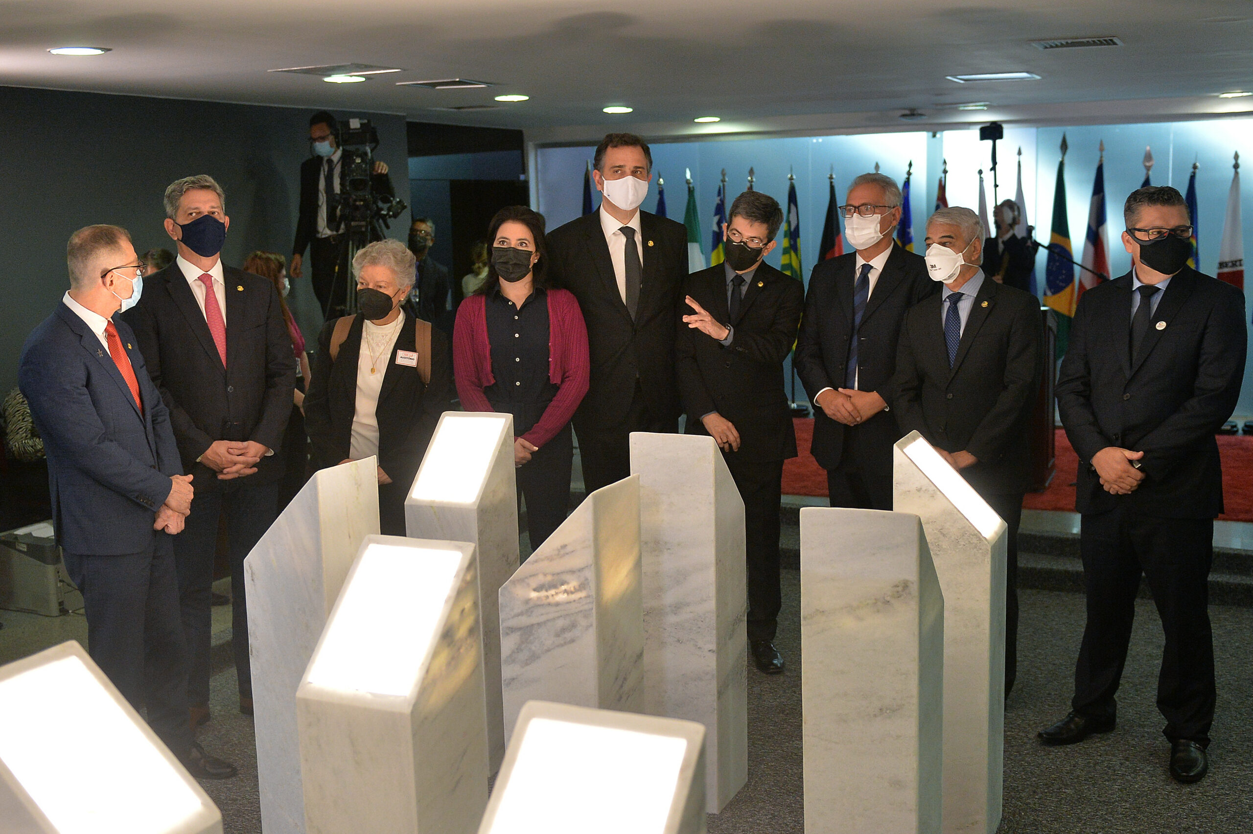 Lideranças Brasileiras em Exposição Artística Solene com Máscaras