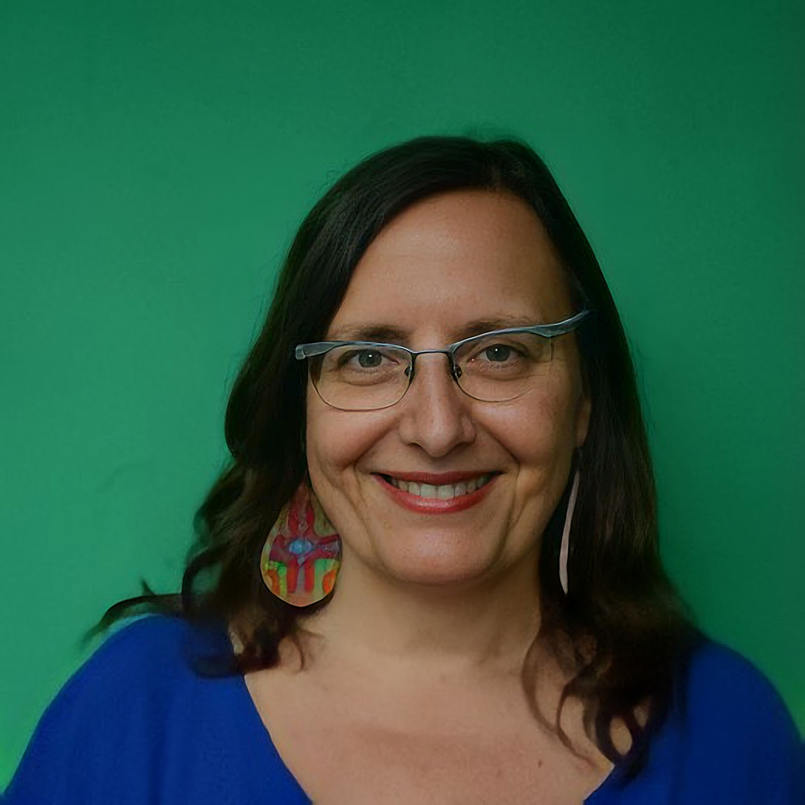 Retrato de mulher sorridente com óculos em fundo verde