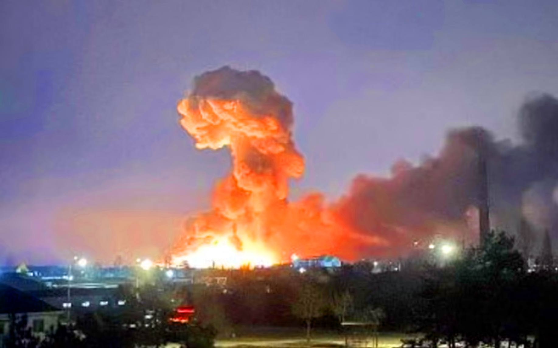 Grande Explosão Noturna: Chamas e Fumaça no Horizonte