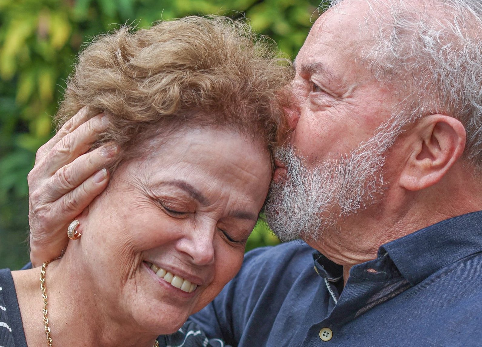 Lula e Janja: Ternura e União em um Beijo Carinhoso
