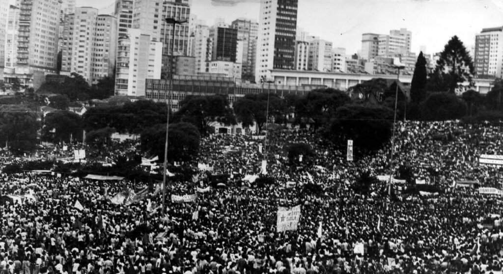 Comício no estádio do Pacaembu. Foto: Vera Jursys