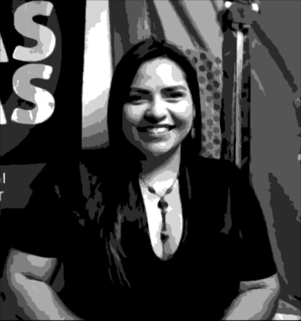 Mulher Sorridente: Confiança e Engajamento em Preto e Branco