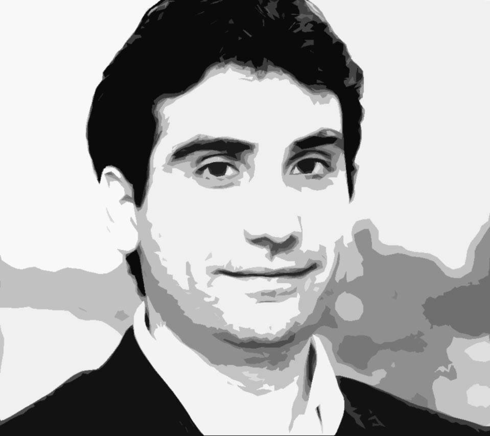 Retrato Jovem Masculino Sorrindo em Tons de Cinza
