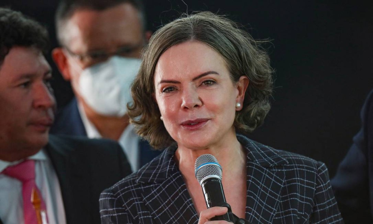 Mulher Líder Fala ao Microfone em Evento Público