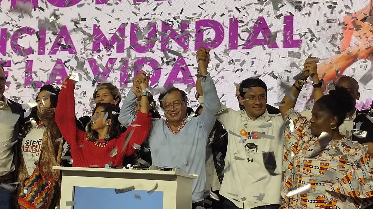 Celebração Política: Petro e Equipe, Mãos Erguidas em União