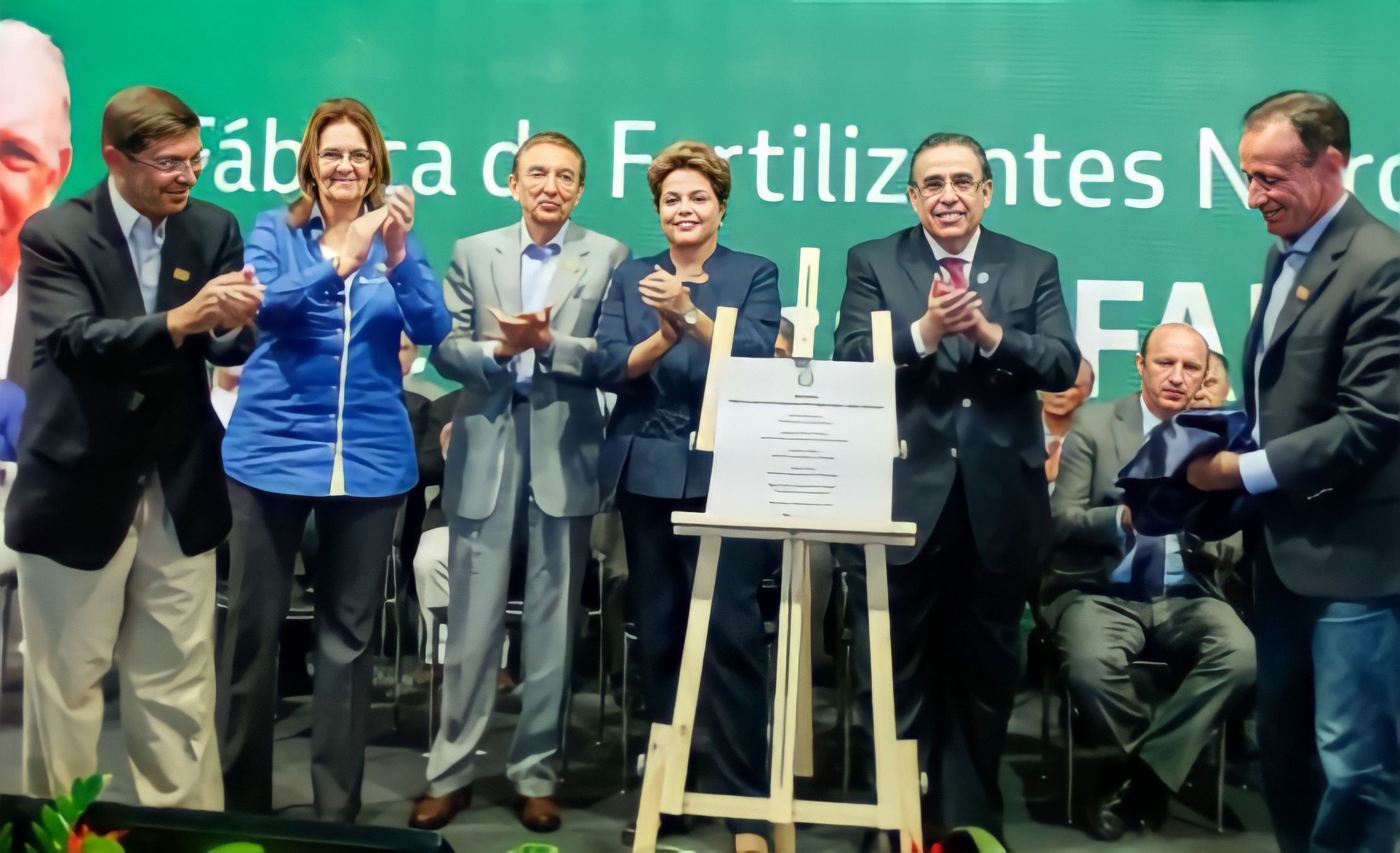 Inauguração Fábrica Fertilizantes: Dilma Rousseff e autoridades aplaudem