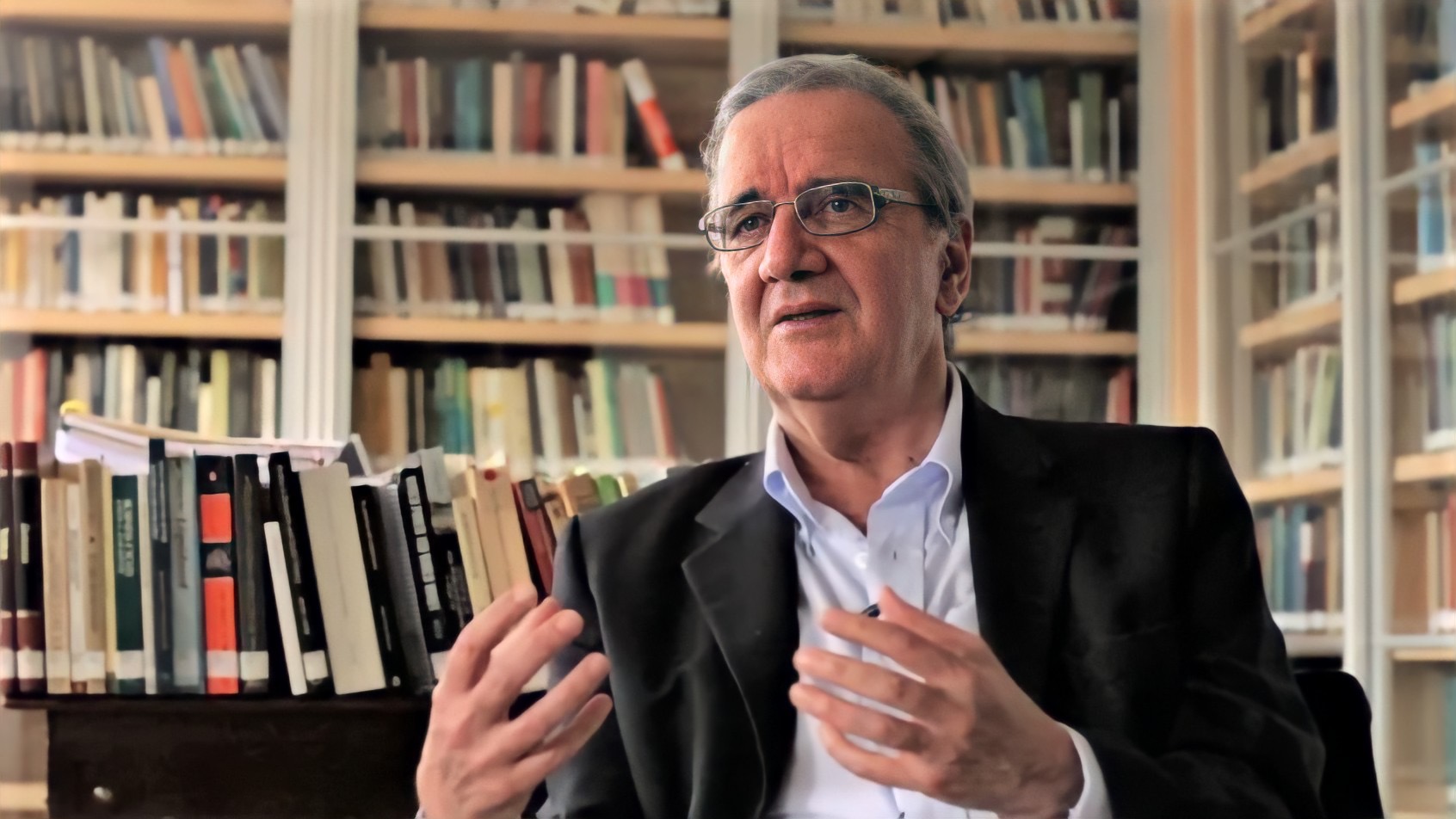 Especialista Gesticula em Biblioteca Acadêmica: Conhecimento e Debate