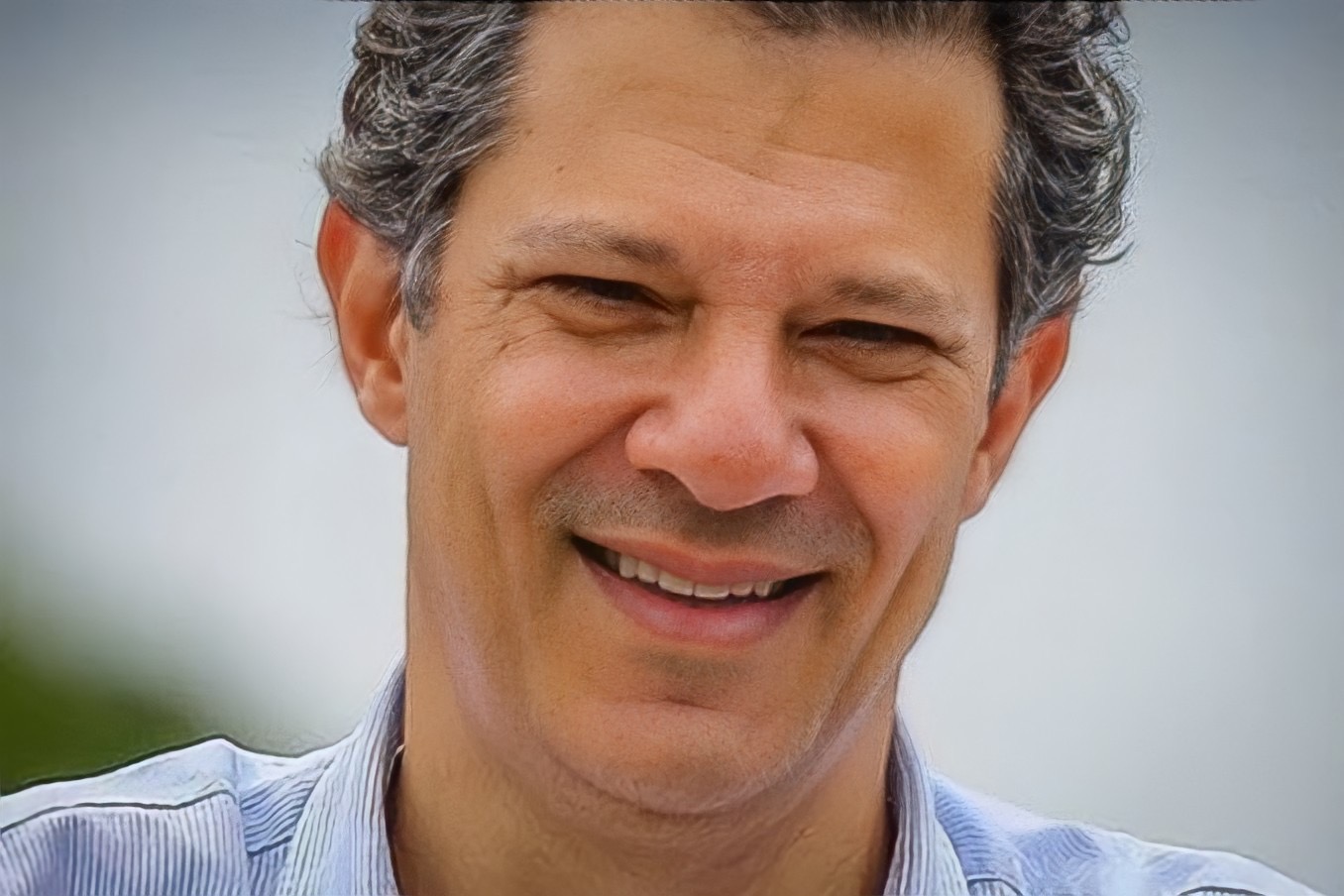 Fernando Haddad: Sorriso de Confiança e Liderança