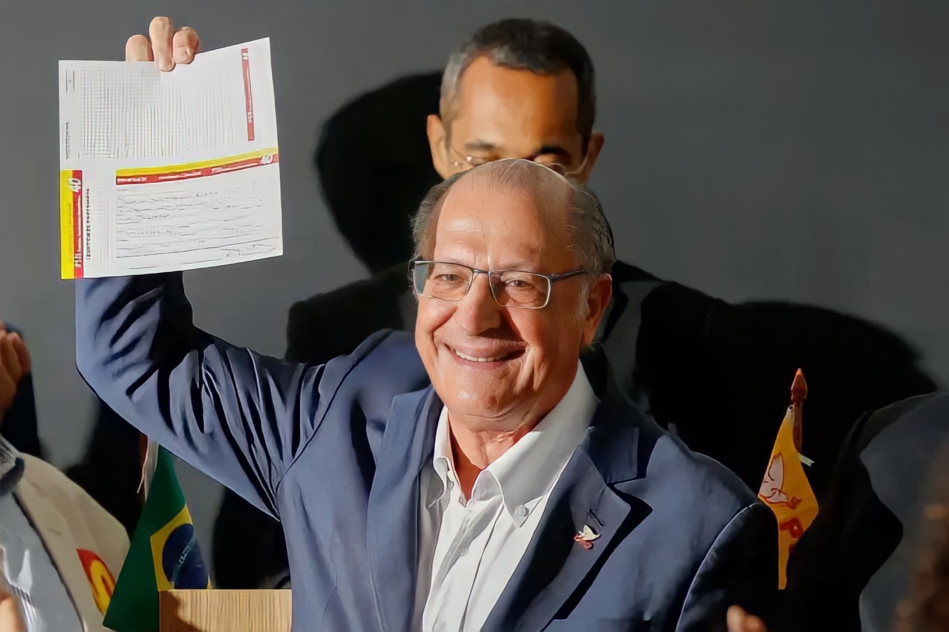 Geraldo Alckmin Apresenta Documento com Sorriso Otimista
