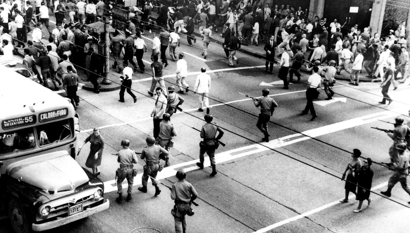 Tensão Urbana: Militares e Civis em Rua Brasileira