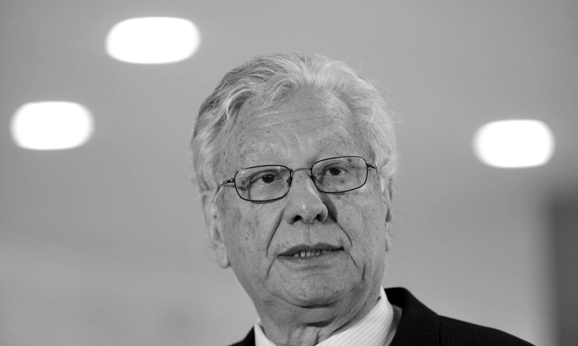 Retrato: Pensador Idoso de Óculos em Preto e Branco