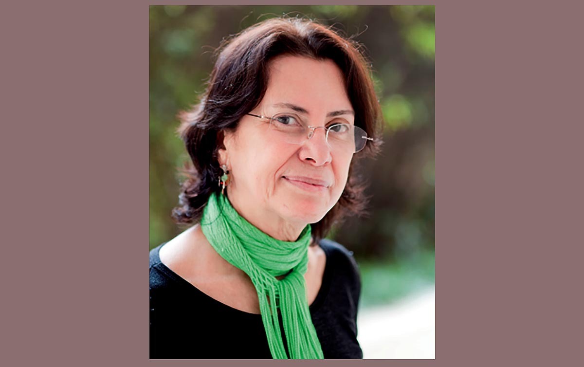 Capa: Mulher com lenço verde e sorriso acolhedor