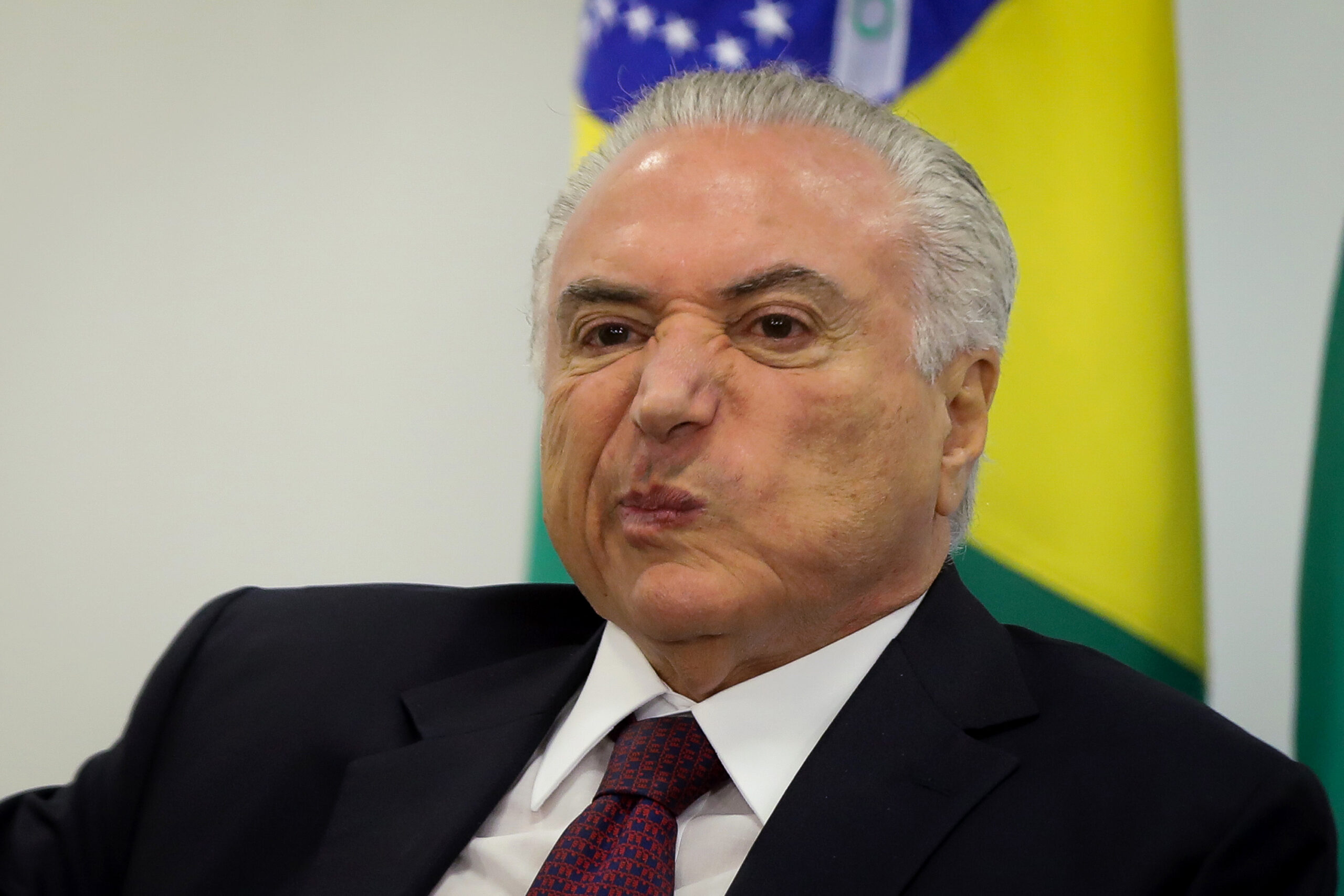Michel Temer com expressão peculiar em contexto político brasileiro