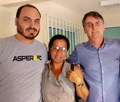 Bolsonaro e Filho em Foto com Apoiadora